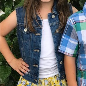 Old Navy Girls Denim Vest Size Small 6/7 like new